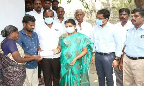 தூத்துக்குடியில் பனைமரம் முறிந்து விழுந்து பலியான சிறுமியின் குடும்பத்துக்கு ரூ.4 லட்சம் நிதியுதவி தூத்துக்குடியில் பனைமரம் முறிந்து விழுந்து பலியான சிறுமியின் குடும்பத்துக்கு ரூ.4 லட்சம் நிதியுதவி