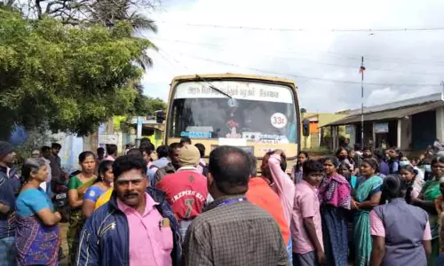கூடுதல் பஸ் வசதி கேட்டு அரசு பஸ்களை சிறைபிடித்து பொதுமக்கள் மீண்டும் போராட்டம்- கிணத்துக்கடவு அருகே பரபரப்பு