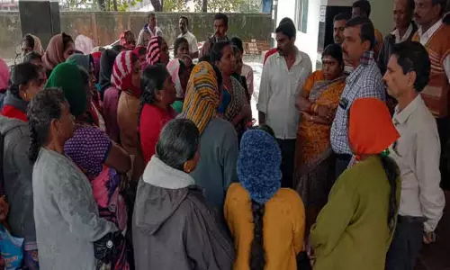 வால்பாறையில் கன மழையின் போது விடுமுறை வழங்கக்கோரி நகராட்சி அலுவலகத்தை தோட்ட தொழிலாளர்கள் முற்றுகை வால்பாறையில் கன மழையின் போது விடுமுறை வழங்கக்கோரி நகராட்சி அலுவலகத்தை தோட்ட தொழிலாளர்கள் முற்றுகை