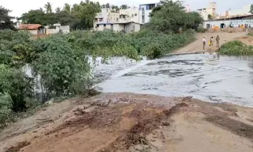 நொய்யல் ஆற்றில் வெள்ளப்பெருக்கு; வெள்ளலூர் தரைப்பாலம் மூழ்கியது நொய்யல் ஆற்றில் வெள்ளப்பெருக்கு; வெள்ளலூர் தரைப்பாலம் மூழ்கியது