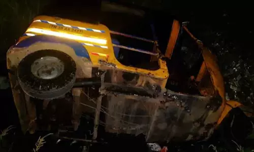 ஆட்டோ மோதியதில் 3 பேர் சாக்கடையில் விழுந்து படுகாயம் ஆட்டோ மோதியதில் 3 பேர் சாக்கடையில் விழுந்து படுகாயம்