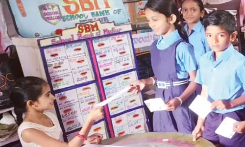 சேமிப்பு பழக்கத்தை வளர்க்க பள்ளி மாணவர்கள் நடத்தும் புதுமை வங்கி