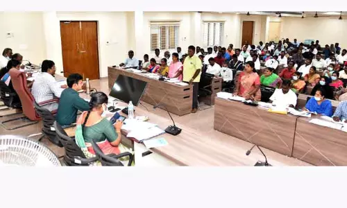 நிலுவையில் உள்ள வீடுகளை விரைந்து கட்டி முடிக்க ேவண்டும் நிலுவையில் உள்ள வீடுகளை விரைந்து கட்டி முடிக்க ேவண்டும்