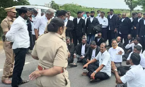 ஜீப் எரிந்த வழக்கில் நடவடிக்கை எடுக்காத    போலீசாரை கண்டித்து வக்கீல்கள் மறியல்    திண்டிவனம்-சென்னை சாலையில் போக்குவரத்து பாதிப்பு