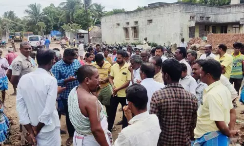 விழுப்புரம் அருகே  மேம்பாலத்திற்கு சர்வீஸ் சாலை அமைக்கக்கோரி கிராம மக்கள் திடீர் போராட்டம்