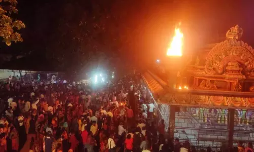 பவுர்ணமியையொட்டி    திருவக்கரை வக்ரகாளியம்மன் கோவிலில் மகா தீபம் ஏற்றம்