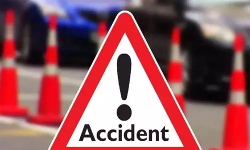 ஆட்டோ-கார் மோதல்; டிரைவர் உள்பட 3 பேர் சாவு ஆட்டோ-கார் மோதல்; டிரைவர் உள்பட 3 பேர் சாவு