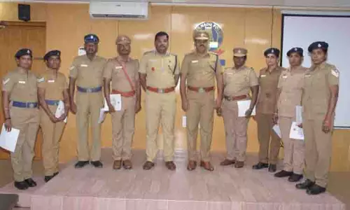 சிறப்பாக பணியாற்றிய போலீசாருக்கு டி.ஐ.ஜி. பாராட்டு சிறப்பாக பணியாற்றிய போலீசாருக்கு டி.ஐ.ஜி. பாராட்டு