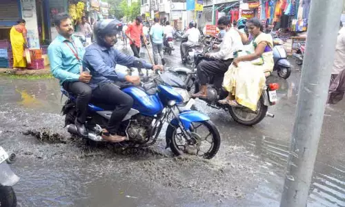 குமரியில் மழை நீடிப்பு குமரியில் மழை நீடிப்பு