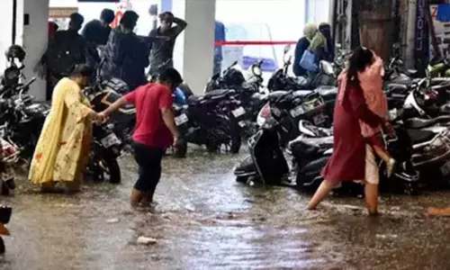 தெலுங்கானாவில் தொடர் கனமழை: 19 ஆயிரம் பேர் நிவாரண முகாம்களுக்கு அனுப்பிவைப்பு தெலுங்கானாவில் தொடர் கனமழை: 19 ஆயிரம் பேர் நிவாரண முகாம்களுக்கு அனுப்பிவைப்பு