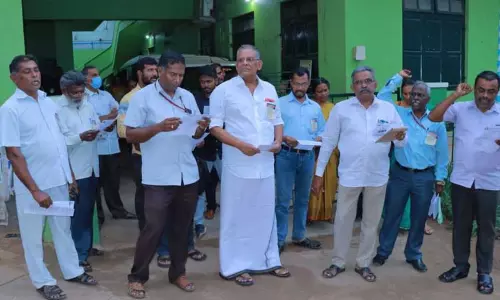 நாகர்கோவிலில் கூட்டுறவு வங்கி ஊழியர்கள் ஆர்ப்பாட்டம்