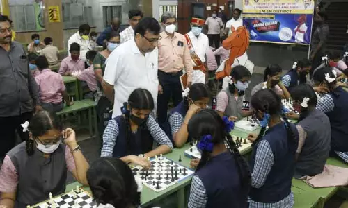 சேலத்தில்  பள்ளி, கல்லூரி மாணவர்களுக்கு செஸ் போட்டி  கலெக்டர் கார்மேகம் ஆய்வு