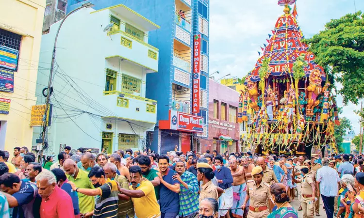 நரசிம்ம பிரம்மோற்சவத்தையொட்டி திருவல்லிக்கேணி பார்த்தசாரதி கோவிலில் தேர் திருவிழா கோலாகலம் - திரளான பக்தர்கள் வடம் பிடித்து இழுத்தனர் நரசிம்ம பிரம்மோற்சவத்தையொட்டி திருவல்லிக்கேணி பார்த்தசாரதி கோவிலில் தேர் திருவிழா கோலாகலம் - திரளான பக்தர்கள் வடம் பிடித்து இழுத்தனர்