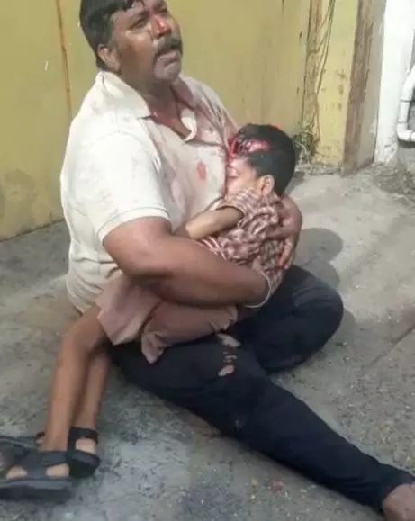 6th class student dies after getting stuck in wheel of private bus | தனியார்  பஸ் சக்கரத்தில் சிக்கி 6-ம் வகுப்பு மாணவன் பலி