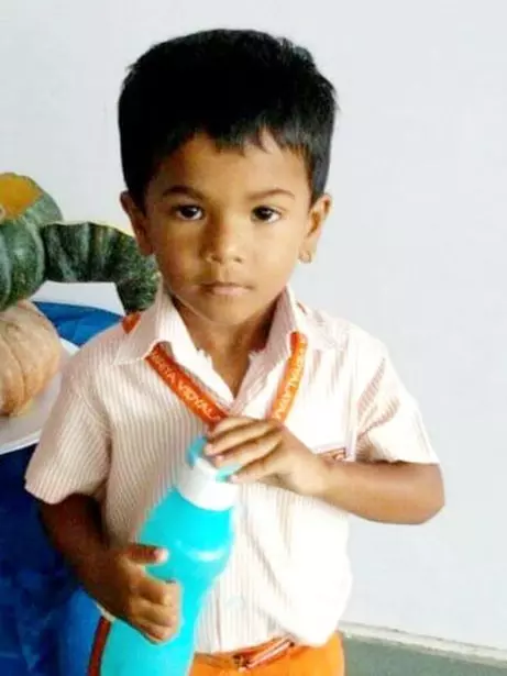 6th class student dies after getting stuck in wheel of private bus | தனியார்  பஸ் சக்கரத்தில் சிக்கி 6-ம் வகுப்பு மாணவன் பலி