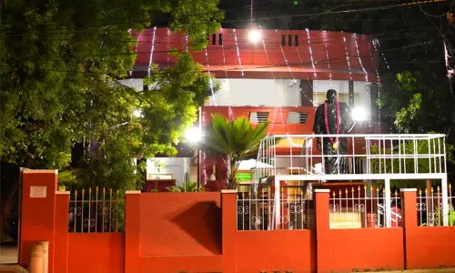 சென்னை பல்லவன் இல்லத்தில் உள்ள காமராஜர் சிலைக்கு இன்று அமைச்சர்கள் மரியாதை