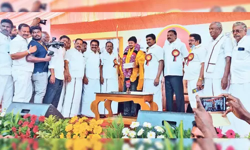 கொள்கை இல்லாத அ.தி.மு.க.வினரை நாம் விமர்சிக்க வேண்டியது இல்லை - உதயநிதி ஸ்டாலின் பேச்சு கொள்கை இல்லாத அ.தி.மு.க.வினரை நாம் விமர்சிக்க வேண்டியது இல்லை - உதயநிதி ஸ்டாலின் பேச்சு