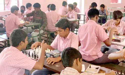 செஸ் ஒலிம்பியாட் போட்டி: தர்மபுரி மாவட்டம் முழுவதும் 225 அரசு பள்ளிகளில் செஸ் போட்டிகள் செஸ் ஒலிம்பியாட் போட்டி: தர்மபுரி மாவட்டம் முழுவதும் 225 அரசு பள்ளிகளில் செஸ் போட்டிகள்