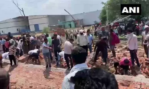 டெல்லி ,சுவர் இடிந்து விபத்து:  5 பேர் உயிரிழப்பு - 9 பேர் காயம்