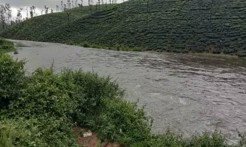 சோலையாறு அணையில் இருந்து உபரி நீர் வெளியேற்றம் சோலையாறு அணையில் இருந்து உபரி நீர் வெளியேற்றம்