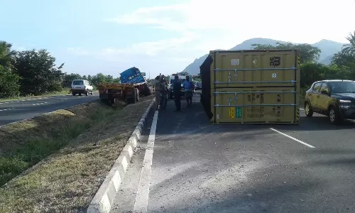 கன்டெய்னர் லாரி கவிழ்ந்து விபத்து