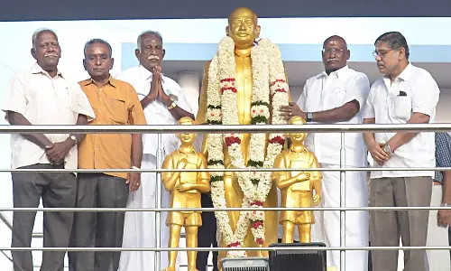 காமராஜர் சிலைக்கு மாலை அணிவித்து மரியாதை