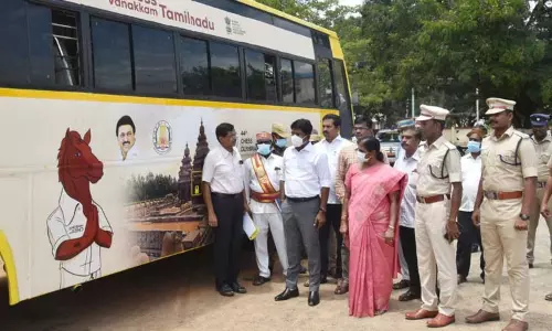 44-வது செஸ் ஒலிம்பியாட் போட்டி குறித்து பள்ளி- கல்லூரி வாகனங்களில் ஸ்டிக்கர் ஒட்டி விழிப்புணர்வு கலெக்டர் மோகன் தொடங்கி வைத்தார் 44-வது செஸ் ஒலிம்பியாட் போட்டி குறித்து பள்ளி- கல்லூரி வாகனங்களில் ஸ்டிக்கர் ஒட்டி விழிப்புணர்வு கலெக்டர் மோகன் தொடங்கி வைத்தார்