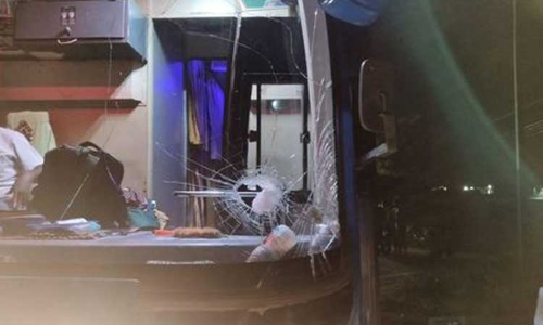 திண்டிவனம் அருகே    2 ஆம்னி பஸ்களின் கண்ணாடி உடைப்பு    கல்வீசி தாக்கிய மர்மநபர்களுக்கு போலீஸ் வலைவீச்சு