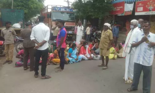 ஊராட்சி மன்ற அலுவலகத்தை முற்றுகையிட்டு சாலை மறியல்