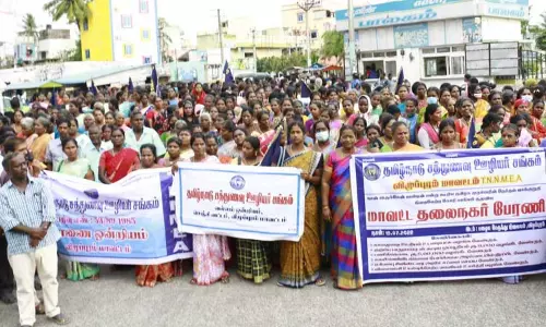 7 அம்ச கோரிக்கைகளை வலியுறுத்தி    விழுப்புரத்தில் சத்துணவு ஊழியர்கள் பேரணி