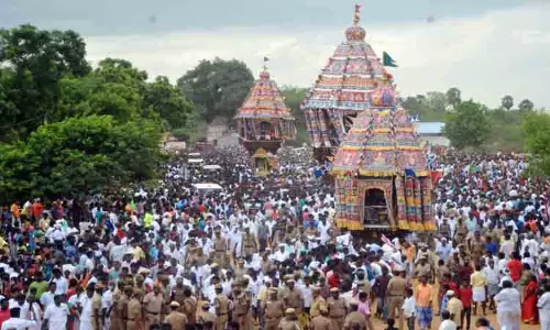 பக்தர்கள் வெள்ளத்தில் தேர்கள்