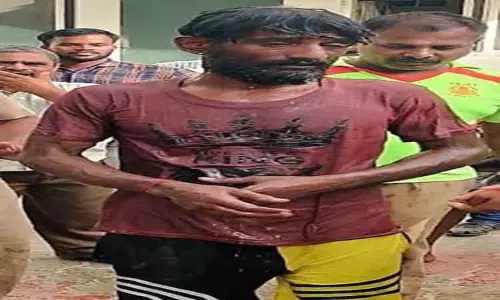 கலெக்டர் அலுவலக மாடியில் ஏறி தற்கொலை மிரட்டல் விடுத்த பெயிண்டர்