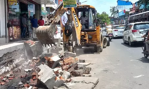 புதுவையில் சாலை ஆக்கிரமிப்புகள் அகற்றம் புதுவையில் சாலை ஆக்கிரமிப்புகள் அகற்றம்