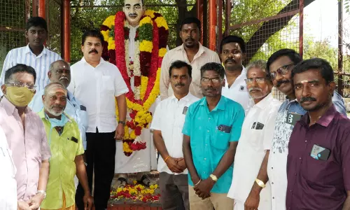 பெரம்பலூரில் காமராஜர் சிலைக்கு நாடார் சங்கத்தினர் மாலை அணிவித்து மரியாதை பெரம்பலூரில் காமராஜர் சிலைக்கு நாடார் சங்கத்தினர் மாலை அணிவித்து மரியாதை