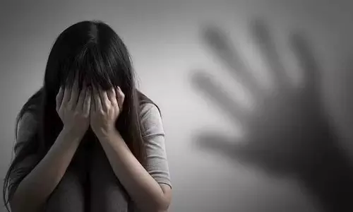 கல்லூரியில் 3 மாணவிகளுக்கு பாலியல் தொல்லை