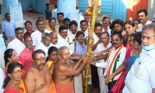 ஆடித்திருவிழாவை முன்னிட்டு கோட்டை மாரியம்மன் கோவிலில் முகூர்த்தக்கால் நடப்பட்டது ஆடித்திருவிழாவை முன்னிட்டு கோட்டை மாரியம்மன் கோவிலில் முகூர்த்தக்கால் நடப்பட்டது