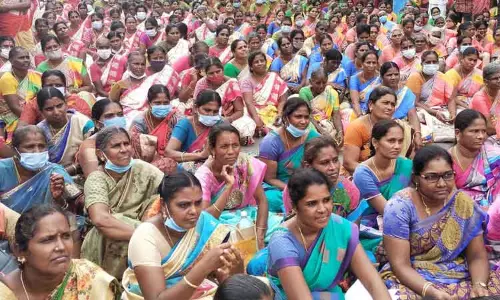 சேலத்தில் சத்துணவு ஊழியர்கள் தர்ணா போராட்டம் சேலத்தில் சத்துணவு ஊழியர்கள் தர்ணா போராட்டம்