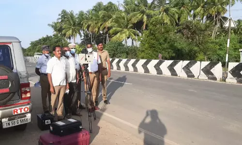 பெருந்துறையில் அதிவேகமாக சென்ற 40 வாகனங்களுக்கு ரூ.16 ஆயிரம் அபராதம் பெருந்துறையில் அதிவேகமாக சென்ற 40 வாகனங்களுக்கு ரூ.16 ஆயிரம் அபராதம்