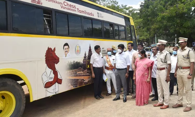 செஸ் ஒலிம்பியாட் போட்டி: கல்லூரி வாகனங்களில் ஸ்டிக்கர் ஒட்டி விழிப்புணர்வு செஸ் ஒலிம்பியாட் போட்டி: கல்லூரி வாகனங்களில் ஸ்டிக்கர் ஒட்டி விழிப்புணர்வு