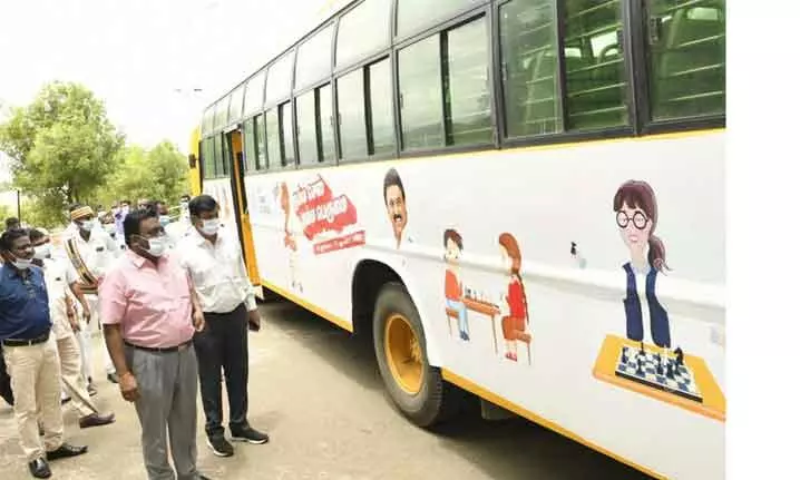 செஸ் ஒலிம்பியாட் போட்டி குறித்து பள்ளி பஸ்களில் விழிப்புணர்வு ஸ்டிக்கர் செஸ் ஒலிம்பியாட் போட்டி குறித்து பள்ளி பஸ்களில் விழிப்புணர்வு ஸ்டிக்கர்