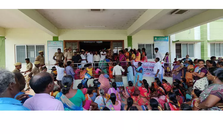 பள்ளி மாணவி தற்கொலை விவகாரம்: வேப்பூர் தாலுகா அலுவலகத்தை உறவினர்கள் முற்றுகை உடலை வாங்க மறுத்து போராட்டம் பள்ளி மாணவி தற்கொலை விவகாரம்: வேப்பூர் தாலுகா அலுவலகத்தை உறவினர்கள் முற்றுகை உடலை வாங்க மறுத்து போராட்டம்