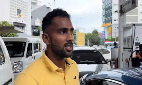 எரிபொருள் நிரப்ப பெட்ரோல் பங்கில் 2 நாட்களாக வரிசையில் காத்திருந்த இலங்கை கிரிக்கெட் வீரர் எரிபொருள் நிரப்ப பெட்ரோல் பங்கில் 2 நாட்களாக வரிசையில் காத்திருந்த இலங்கை கிரிக்கெட் வீரர்