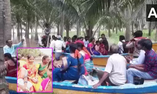 ஆந்திர பிரதேசத்தில் கனமழை, வெள்ளம்... தென்னந்தோப்பு வழியே படகில் சென்று மணமகனை கரம்பிடித்த மணமகள் ஆந்திர பிரதேசத்தில் கனமழை, வெள்ளம்... தென்னந்தோப்பு வழியே படகில் சென்று மணமகனை கரம்பிடித்த மணமகள்