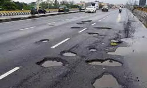 குண்டும், குழியுமான சாலைகளை நவீன தொழில்நுட்பம் மூலம் சரி செய்ய கலெக்டர் உத்தரவு