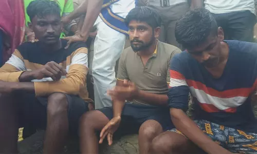 மேட்டூர் காவிரி ஆற்றின் நடுவே சிக்கிய 3 வாலிபர்கள் பத்திரமாக மீட்பு மேட்டூர் காவிரி ஆற்றின் நடுவே சிக்கிய 3 வாலிபர்கள் பத்திரமாக மீட்பு