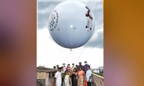 சர்வதேசசெஸ் ஒலிம்பியாட் போட்டி ராட்சத பலூனை கலெக்டர் பறக்க விட்டார் சர்வதேசசெஸ் ஒலிம்பியாட் போட்டி ராட்சத பலூனை கலெக்டர் பறக்க விட்டார்