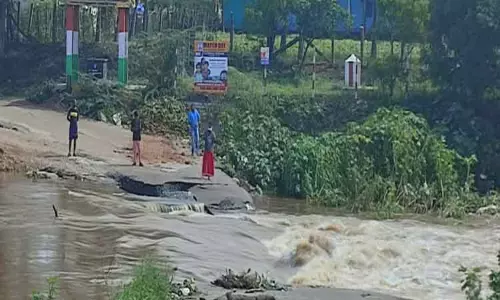 வெள்ளலூர் தரைப்பாலம் அடித்து செல்லப்பட்டது