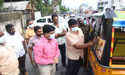 வாகனங்களில் ஸ்டிக்கர் ஒட்டி விழிப்புணர்வு வாகனங்களில் ஸ்டிக்கர் ஒட்டி விழிப்புணர்வு
