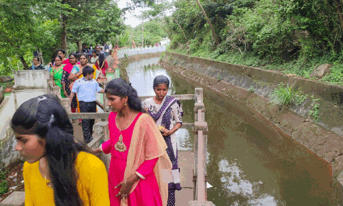 மாத்தூர் தொட்டிப்பாலத்துக்கு சுற்றுலா பயணிகள் வருகை அதிகரிப்பு