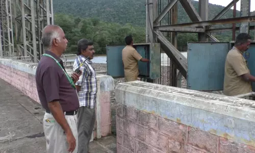 பில்லூர் அணையில் இருந்து 3-வது நாளாக தண்ணீர் வெளியேற்றம் பில்லூர் அணையில் இருந்து 3-வது நாளாக தண்ணீர் வெளியேற்றம்